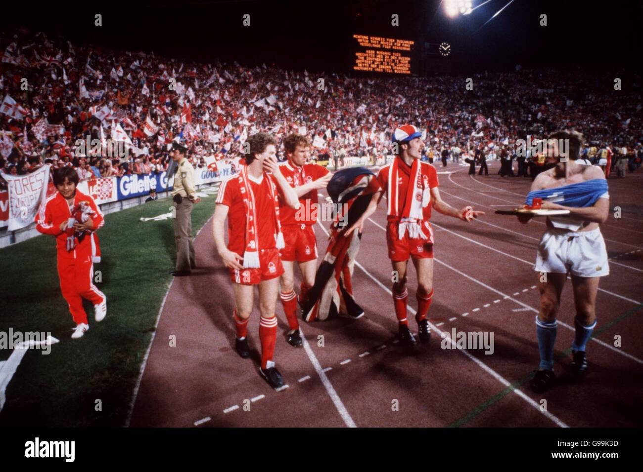 Fußball - EM-Finale - Nottingham Forest / Malmö - Olympiastadion, München. Tony Woodcock (links), Ian Bowyer (Mitte) und Garry Birtles (rechts) von Nottingham Forest in einer Ehrenrunde nach ihrem 1-0-Sieg Stockfoto