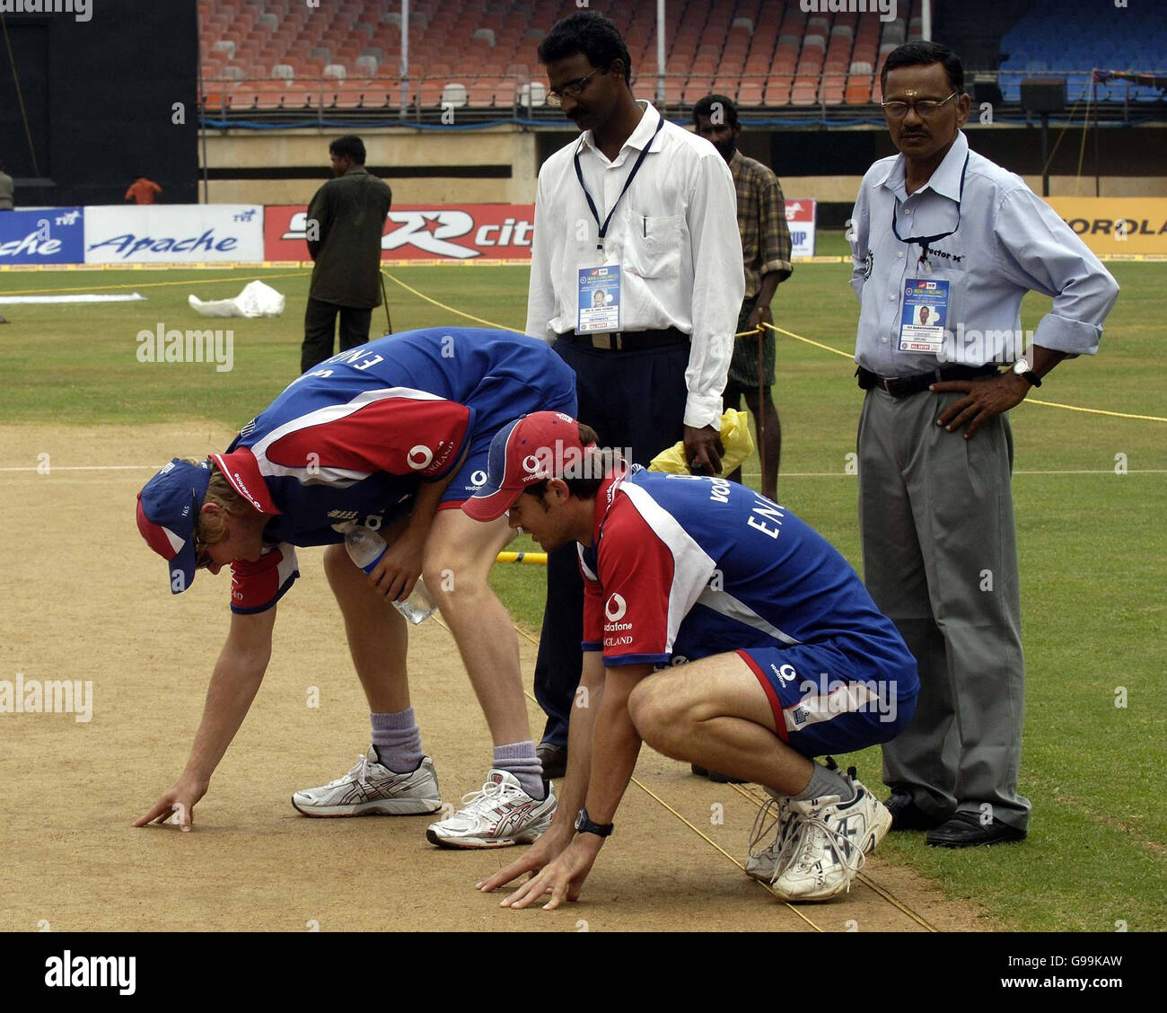 Die Engländer Matthew Hoggard (L) und James Anderson schauen sich den Platz vor einer Nets-Trainingseinheit im Jawaharlal Nehru Stadium, Cochin, Indien, an, Mittwoch, 5. April 2006. DRÜCKEN SIE VERBANDSFOTO. Bildnachweis sollte lauten: Rebecca Naden/PA. Stockfoto
