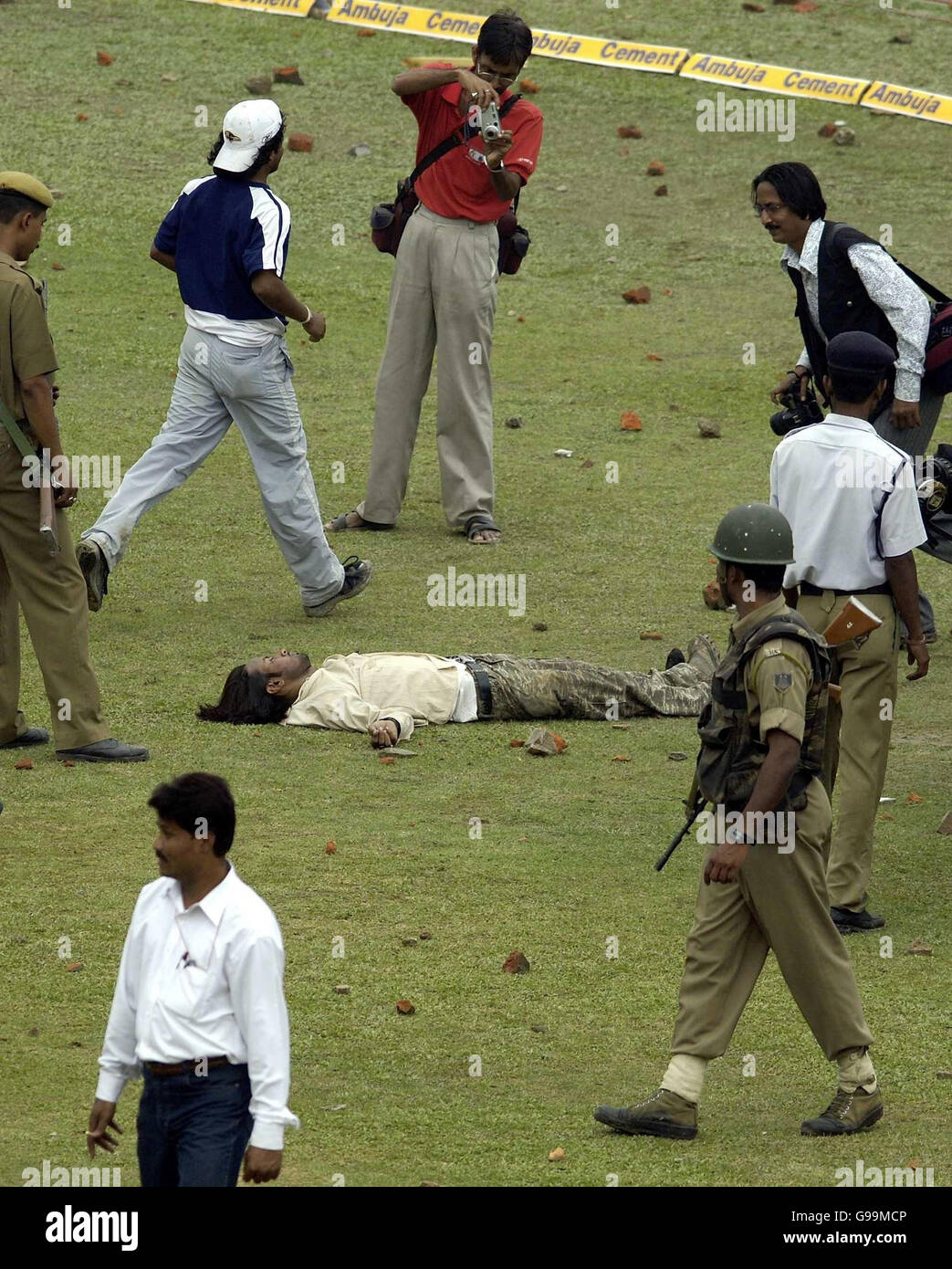 Ein indischer Cricket-Fan liegt verletzt, nachdem er versucht hat, den Boden zu erreichen, nachdem der 5. ODI zwischen England und Indien am Sonntag, 9. April 2006 im Nehru Stadium, Guwahati, Indien, aufgegeben wurde. Stockfoto