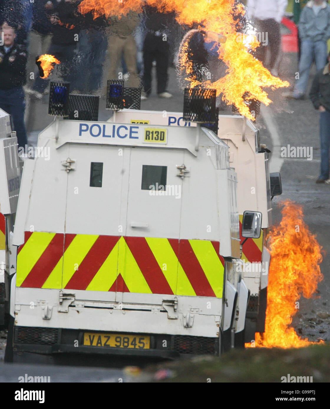 Benzinbomben werden auf PSNI-Fahrzeuge auf der Antrim Road in Lurgan geworfen, nachdem während einer großen Sicherheitsoperation Bauteile für fast 250 kg selbstgemachte Sprengstoffe in der Grafschaft Armagh, Nordirland, aufgedeckt wurden. Stockfoto
