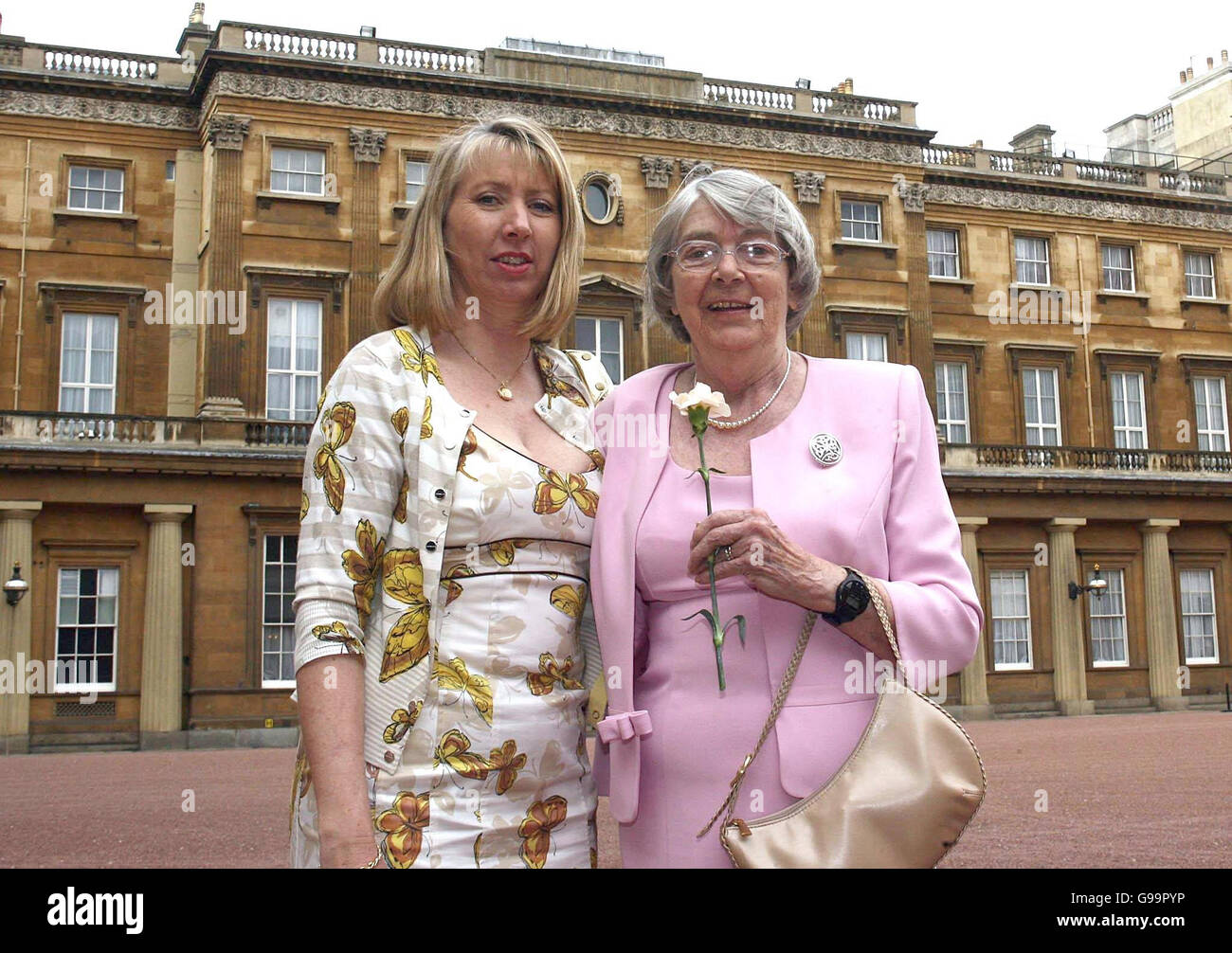 Emily Downie verlässt zusammen mit ihrer Schwiegertochter Karen aus Gouroch, Inverclyde, Schottland, den Buckingham Palace nach einem Lunch-Empfang mit der britischen Königin Elzabeth II. Stockfoto