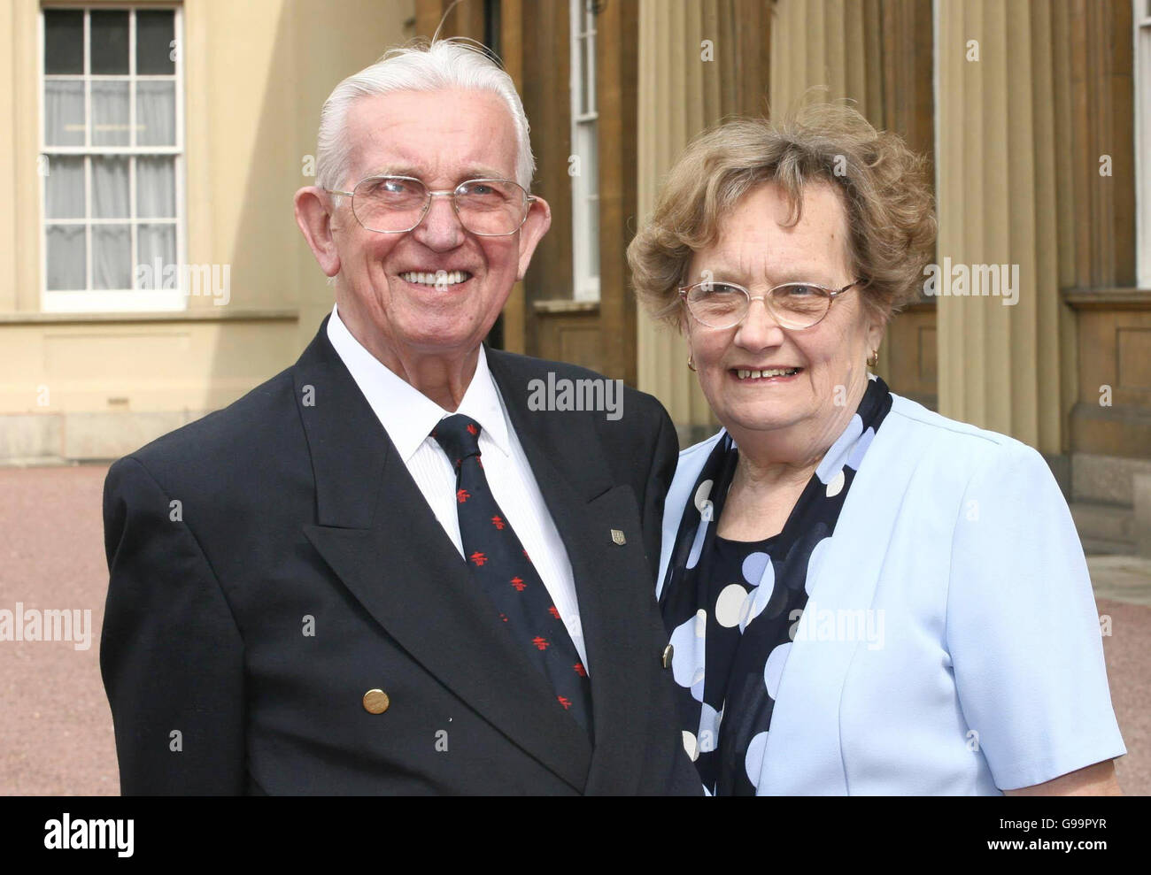 Ted Broszek verlässt zusammen mit seiner Frau Norma aus Bexley Heath, Kent, den Buckingham Palace, nach einem Lunch-Empfang mit der britischen Königin Elzabeth II. Stockfoto