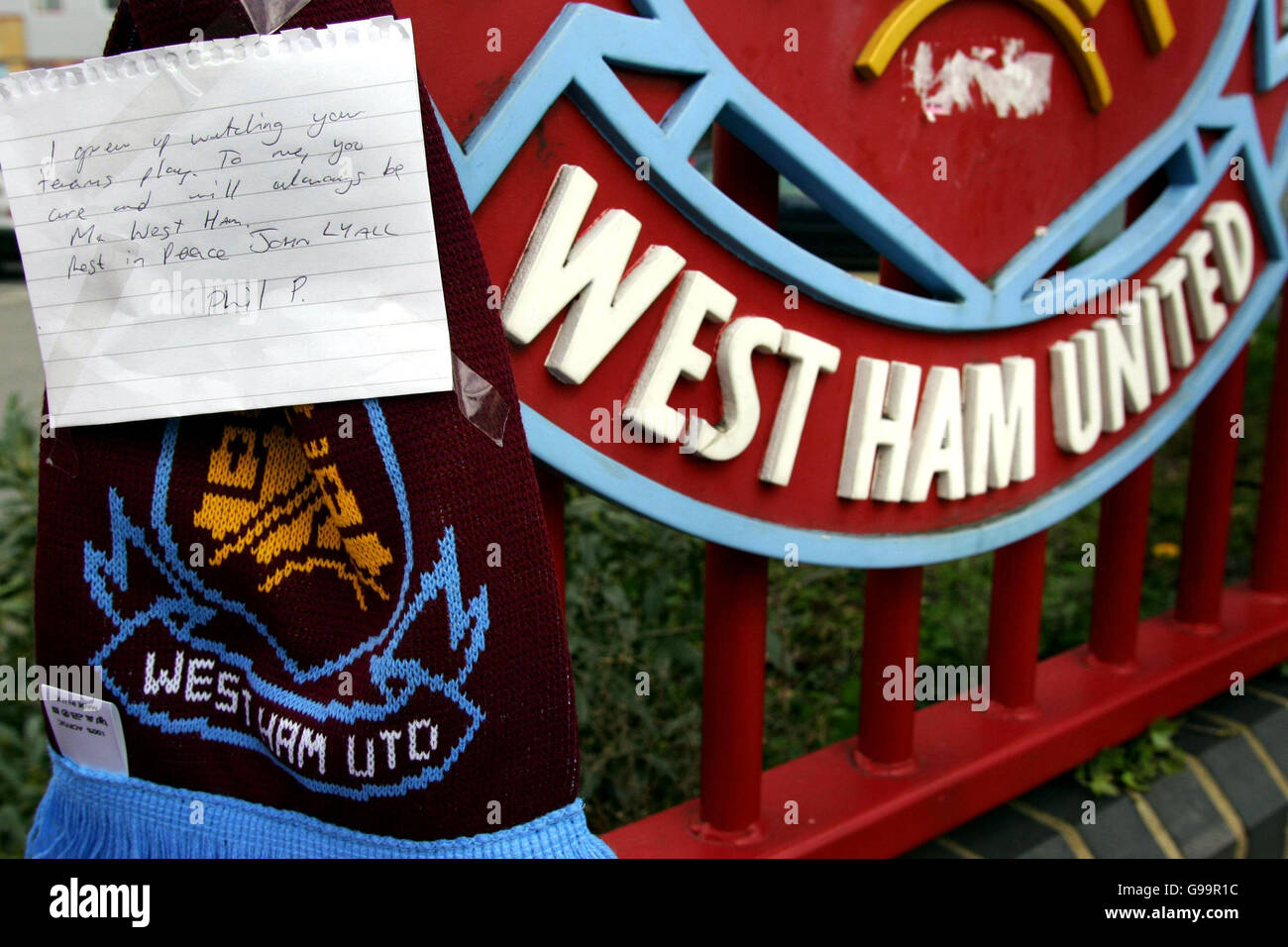 Ein Fan von West Ham United hinterläßt eine Hommage an den ehemaligen Manager John Lyall, der gestern Abend verstorben ist, im Upton Park Stadium, East London. Stockfoto