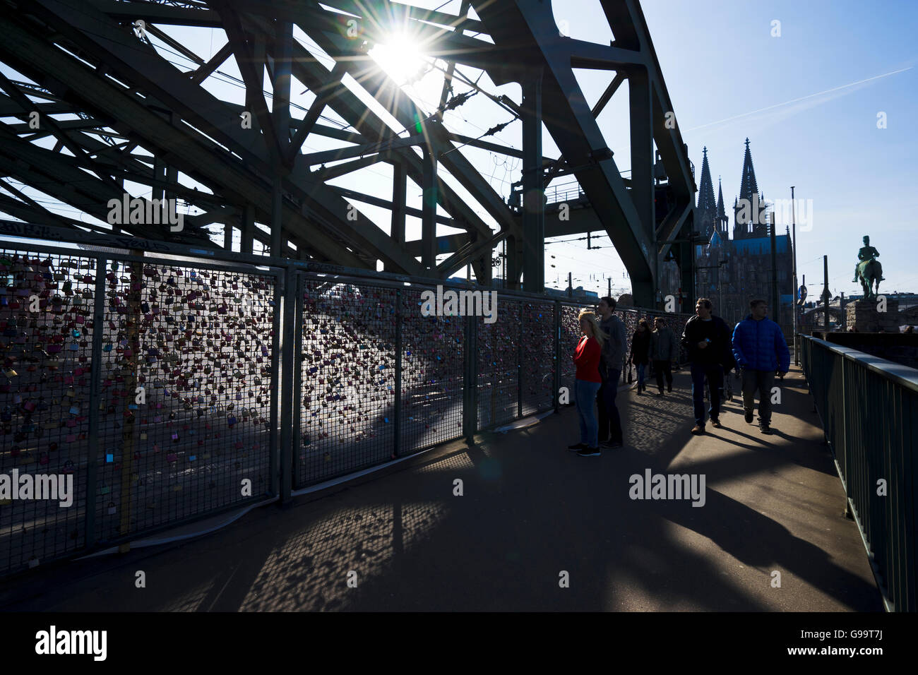 Hohenzollernbrücke Köln mit Kuppel in der Sonne hinterleuchtet Stockfoto
