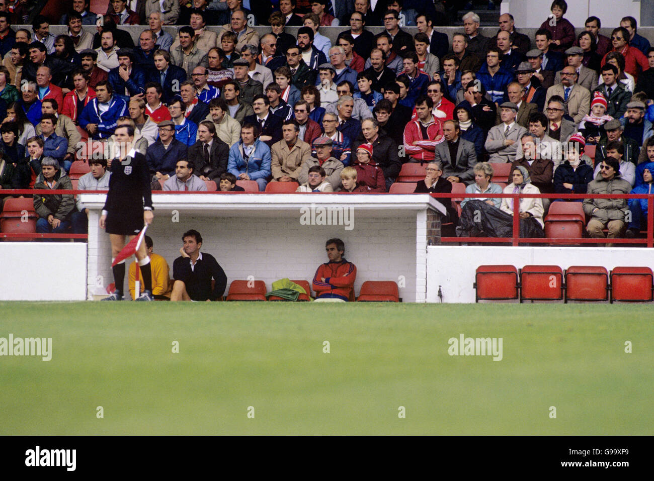 Fußball - Canon League Division One - Nottingham Forest / Queens Park Rangers - City Ground. Brian Clough (c), der Manager von Nottingham Forest, sieht sich das Spiel vom Heimspiel an Stockfoto