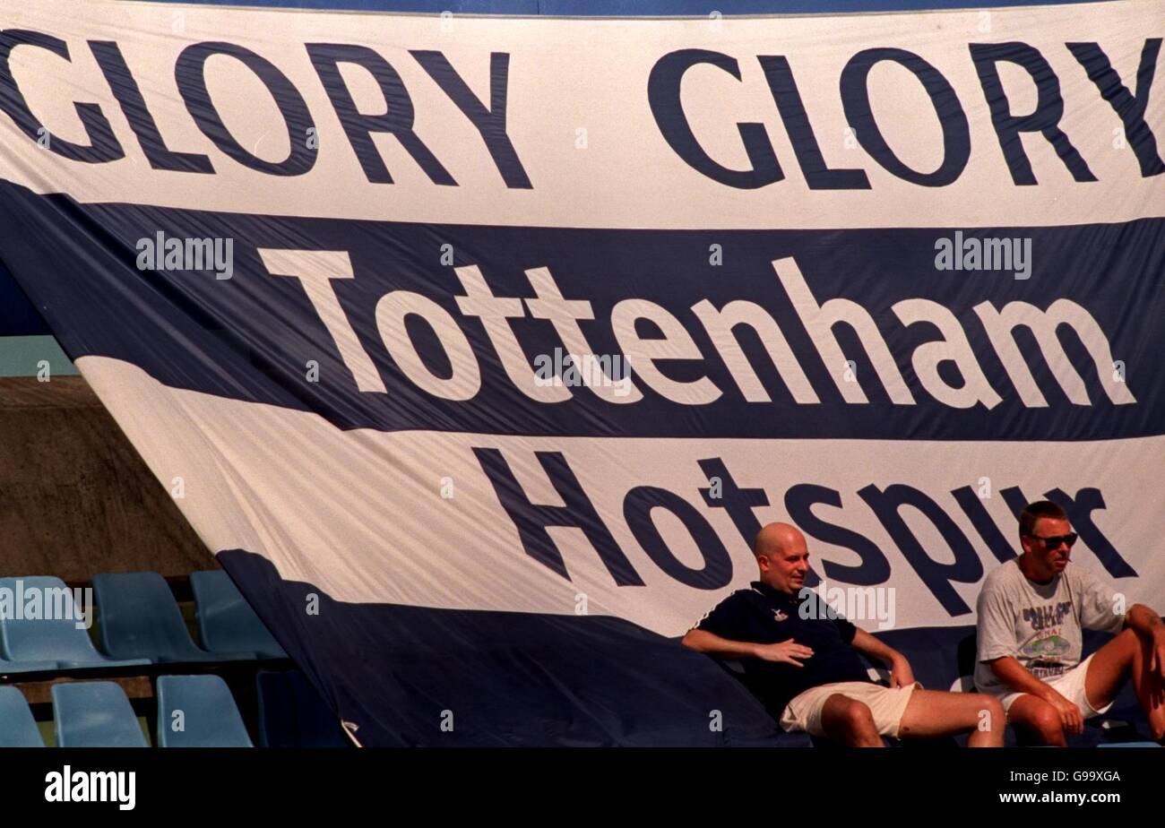 Cricket - Dritter Test - Südafrika - England - Kingsmead, Durban - Fünfter Tag. England-Fans fliegen die Flagge für ein anderes Team Stockfoto