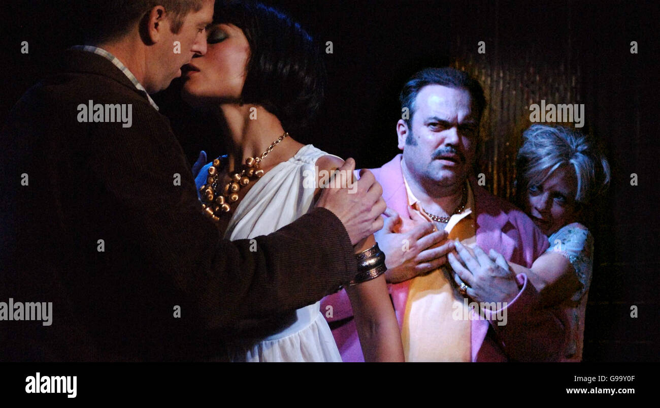 (Von links nach rechts) Ian Porter, Marem Hernandez, Shaun Williamson und Wendy Morgan, in 'Road to Nirvana', im Kings Head Theatre, Islington im Norden Londons. Stockfoto