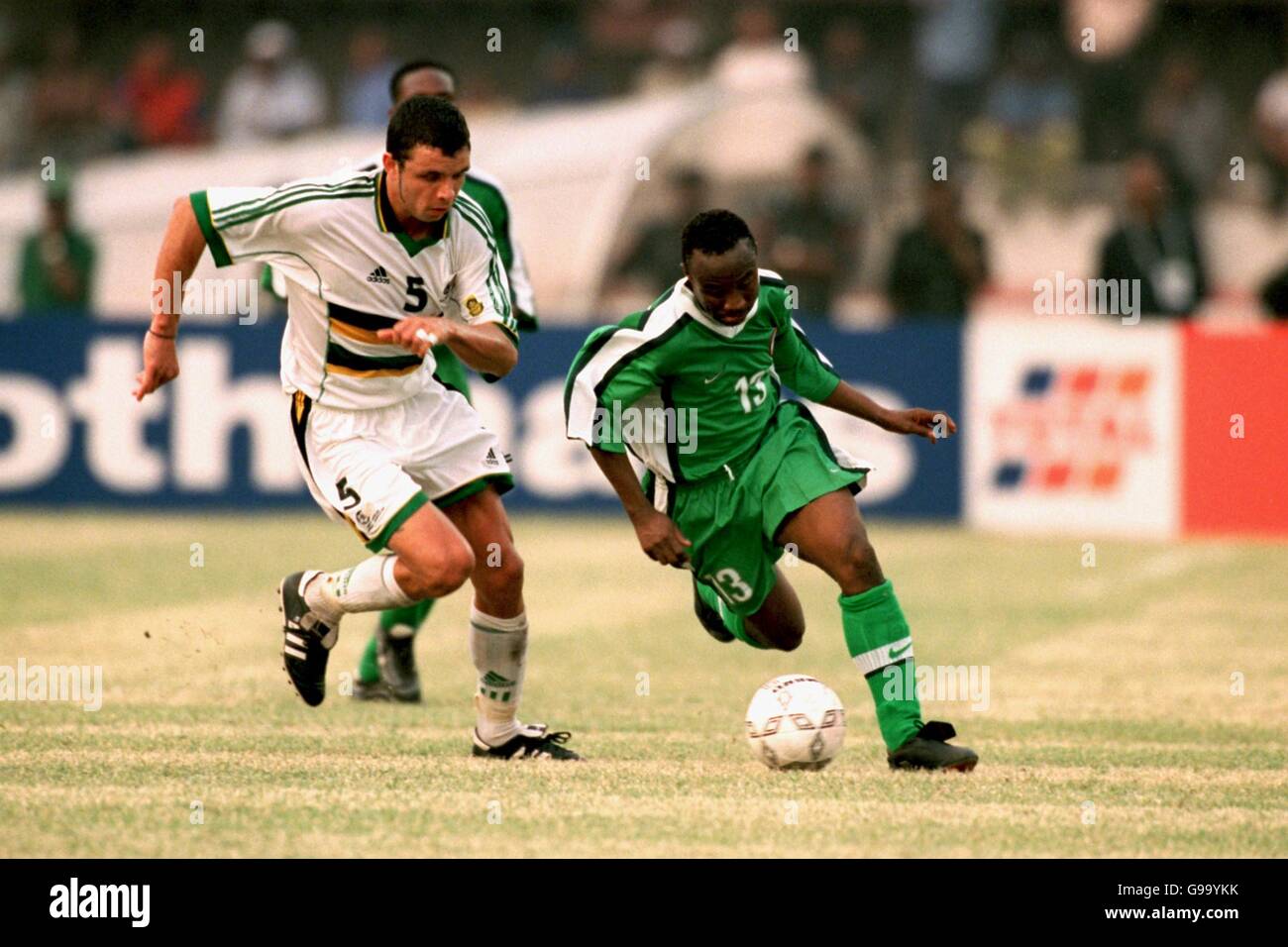 Fußball - Afrikanischer Fußballpokal - Halbfinale - Nigeria - Südafrika. Mark Fish of South Africa (l) jagt Celestine Babayaro aus Nigeria (r) nach dem Ball Stockfoto