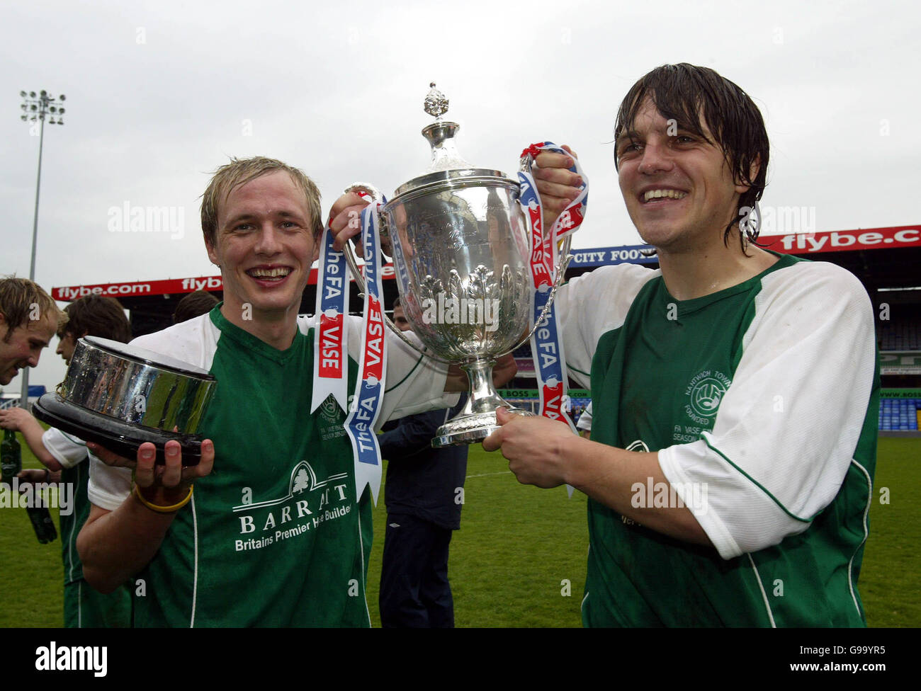 Fußball - FA Vase - Finale - Hillingdon Borough Town / Nantwich Town - St Andrews. Die Spieler von Nantwich Town feiern mit der Trophäe Stockfoto