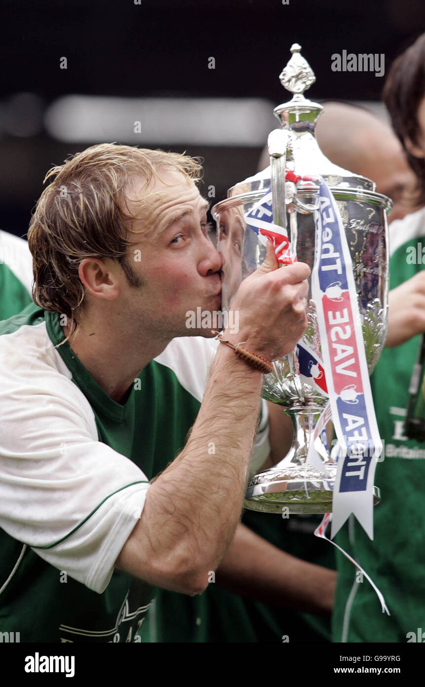 Richard Smith von Nantwich Town küsst die FA Vase Trophy Stockfoto