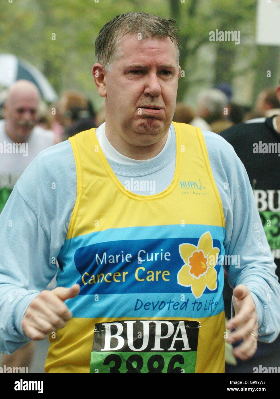 Gesundheitsminister Andy Kerr überquert die Ziellinie des BUPA Great Edinburgh Run. Stockfoto