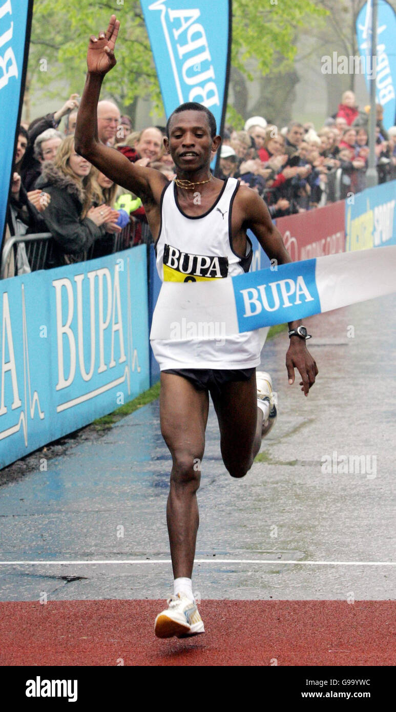 LEICHTATHLETIK Edinburgh. Fabiano Joseph aus Tansania gewinnt den Bupa Great Edinburgh Run der Männer, The Meadows, Edinburgh. Stockfoto