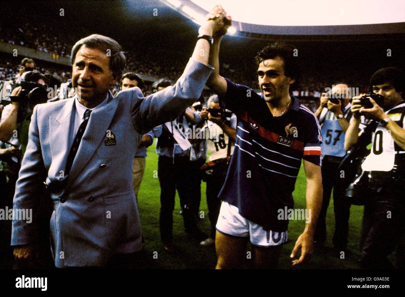 Frankreich-Trainer Michel Hidalgo (l) feiert mit Kapitän Michel Platini (r) Stockfoto