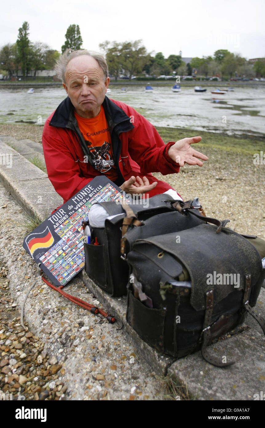Der deutsche Radler Heinz Stucke am Strand in Portsmouth, wo sein Fahrrad innerhalb von Stunden nach seiner Ankunft in Großbritannien gestohlen wurde, als er im Zelt schlief. . Stockfoto