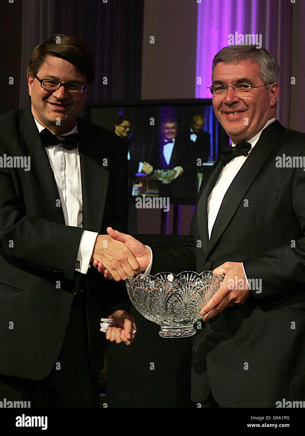 Jim Ledbetter (links) Senior Editor, TIME europe überreicht den TIME Award an Michel Lescane von Nutriset beim RSA Awards Evening im Banqueting House, London. Stockfoto