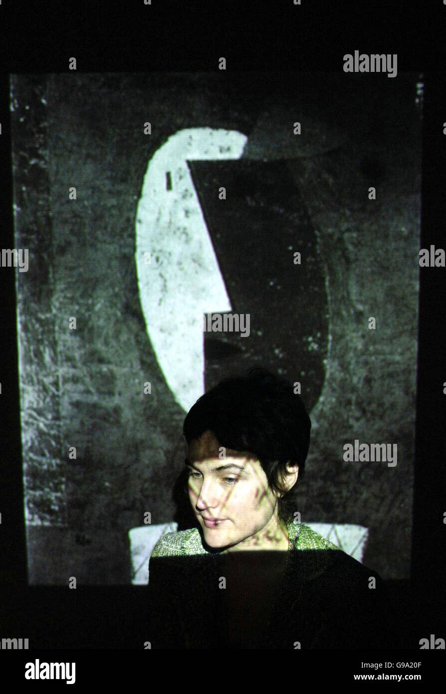 Die Kuratorin der Hayward Gallery, Caroline Hancock, posiert mit einer Dia-Präsentation des Kunstmagazins 'Documents' von 1929 in der Hayward Gallery in London. Stockfoto