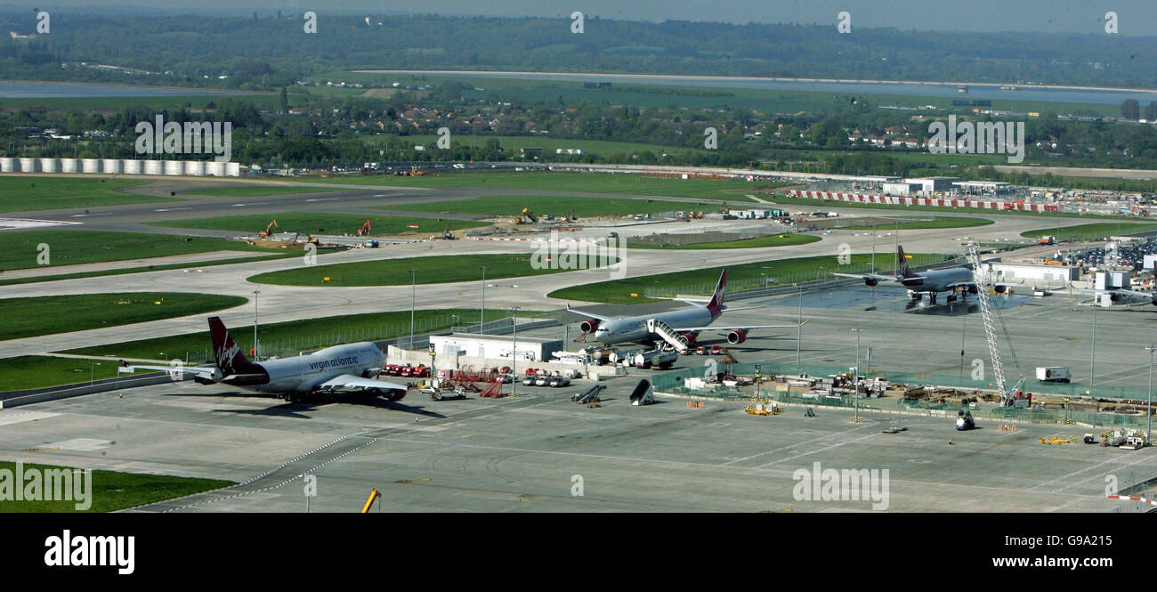 Ein Blick auf den Flughafen Heathrow auf das neue Flugzeug steht im Terminal 5 mit Virgin-Flugzeugen in ihnen. Ein Blick auf den Flughafen Heathrow auf das neue Flugzeug steht im Terminal 5 mit Virgin-Flugzeugen. Stockfoto