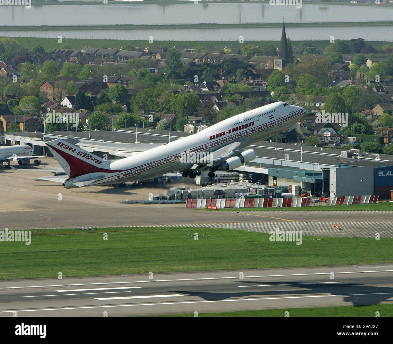 Ein Blick von der neuen Flugsicherung Turm in der Mitte des Flughafens Heathrow von einem Air India 747 nehmen ab. Der neue Contol Turm kommen herein, um im Winter 2006-7 zu verwenden. Stockfoto