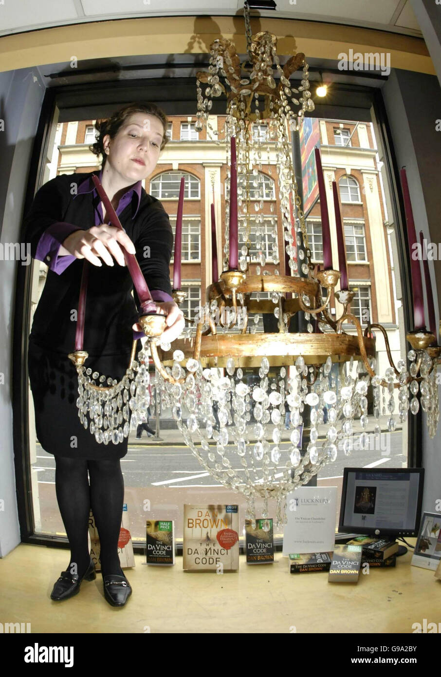 Im Buchladen Borders in London wird ein Kronleuchter im Louis XVI-Stil des 19. Jahrhunderts aus dem Vatikan enthüllt. Stockfoto