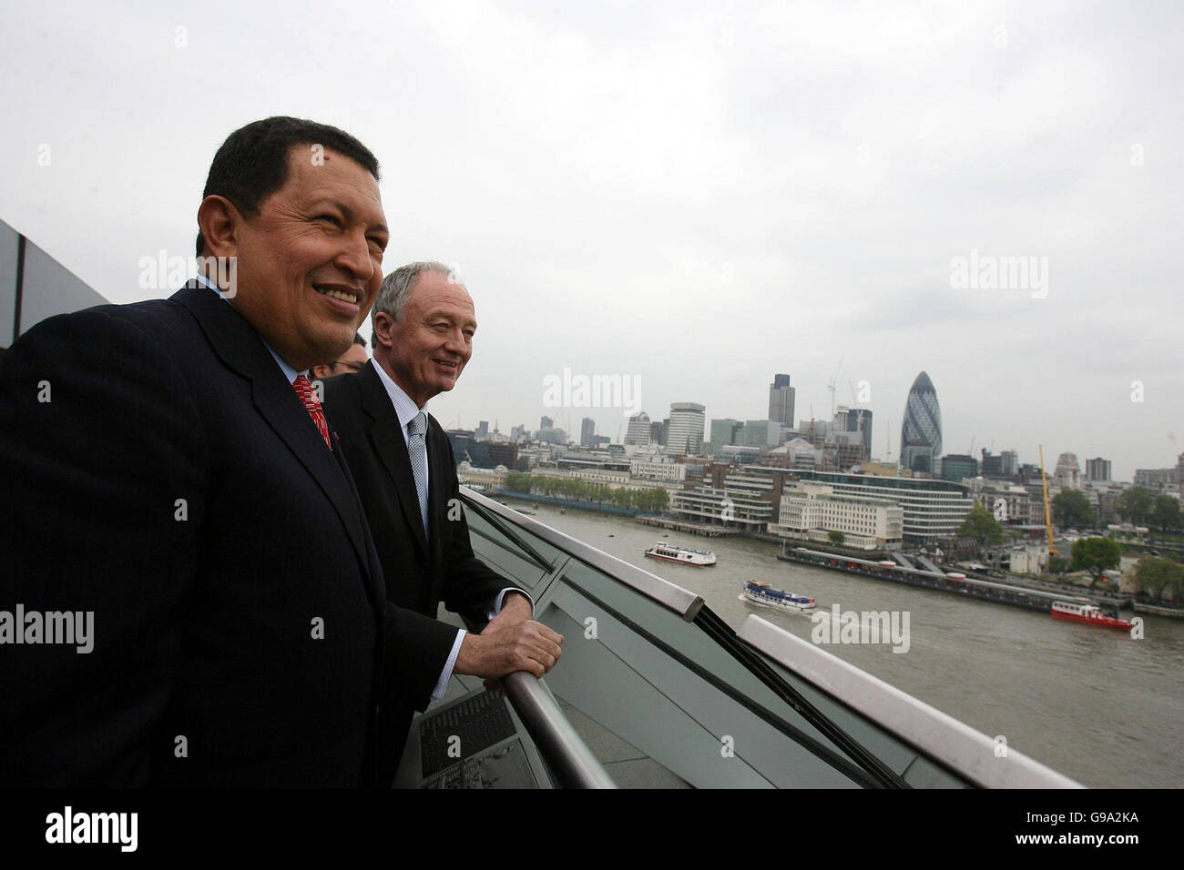 Der Bürgermeister von London, Ken Livingstone (rechts), steht mit Präsident Hugo Chavez, dem Präsidenten Venezuelas, im GLA-Gebäude in London. Stockfoto