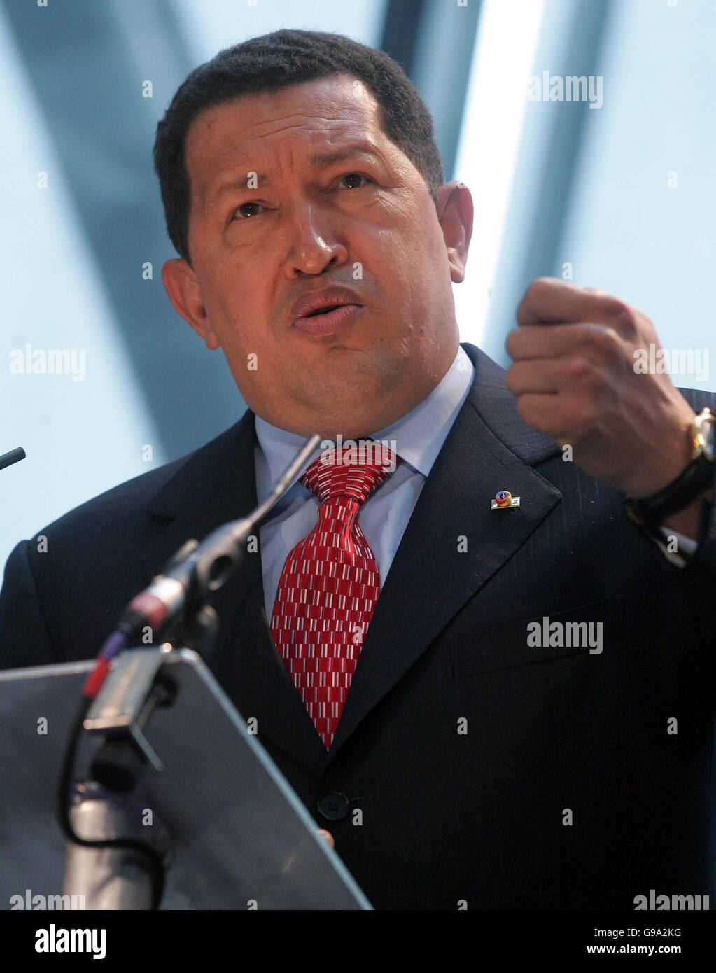 Der Präsident Venezuelas, Hugo Chavez, spricht während einer Pressekonferenz im GLA-Gebäude in London. Stockfoto