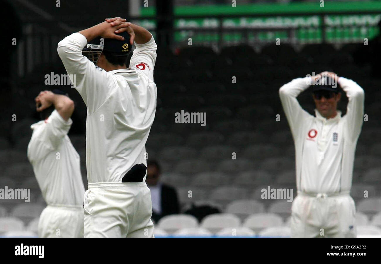 Englands Fielder halten ihre Köpfe frustriert, nachdem sie am letzten Tag des ersten npower-Test-Spiels auf Lord's Cricket Ground, London, eine Gelegenheit gegen Sri Lanka verpasst hatten. Stockfoto