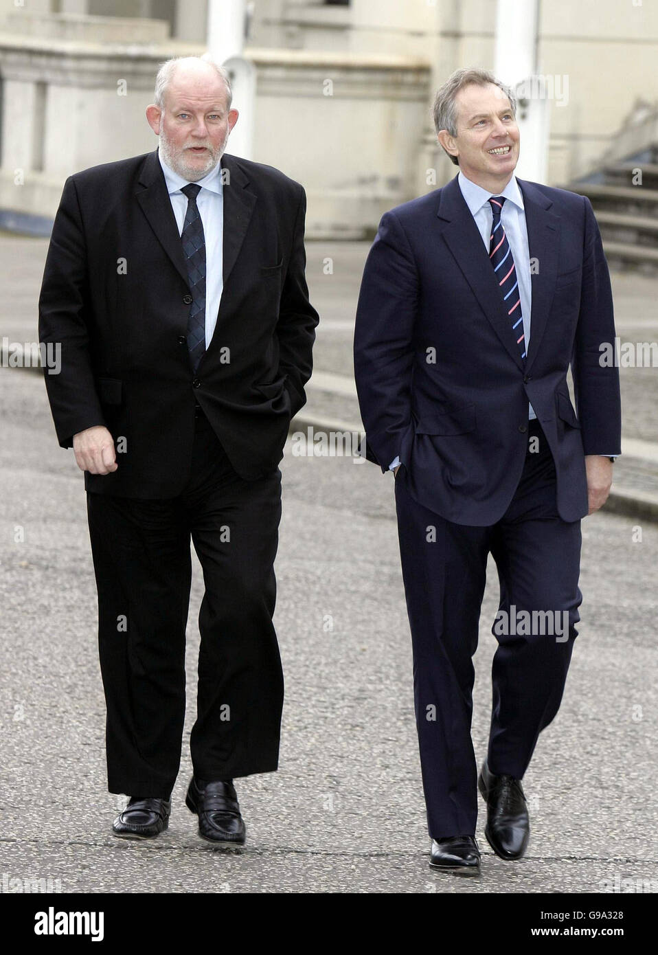 Der britische Premierminister Tony Blair (R) und der britische Innenminister Charles Clarke (L) kommen in den Wellington Barracks in London an. Montag, 3. April 2006 der Innenminister kündigte die Verpflichtung der Regierung an, die schwere organisierte Kriminalität durch die Gründung der Agentur für schwere organisierte Kriminalität, SOCA, zu verringern, die Drogenhandel, organisierte Einwanderungskriminalität, Geldwäsche und Identitätsbetrug bekämpfen wird. Siehe PA Geschichte POLITIK Soca. DRÜCKEN Sie VERBANDSFOTO. Bildnachweis sollte lauten: Kirsty Wigglesworth/AP/WPA Rota/PA Stockfoto