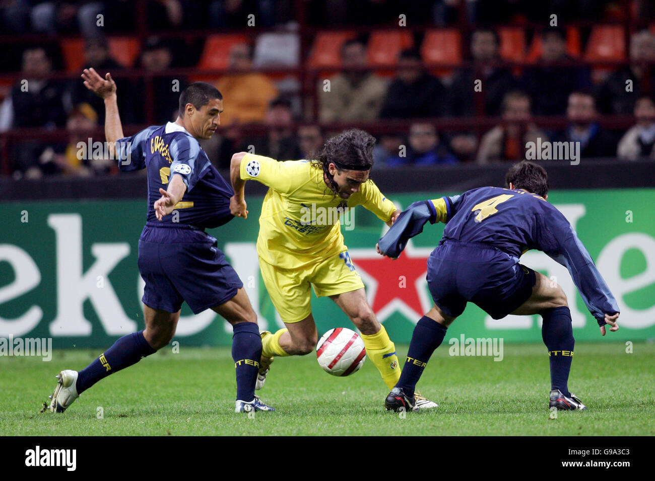 Fußball - UEFA Champions League - Viertelfinale - Erstes Teilstück - Inter Mailand / Villarreal - Giuseppe Meazza. Juan Pablo Sorin von Villarreal (c) tritt gegen Ivan Cordoba von Inter Mailand (l) und Javier Zanetti (r) an Stockfoto