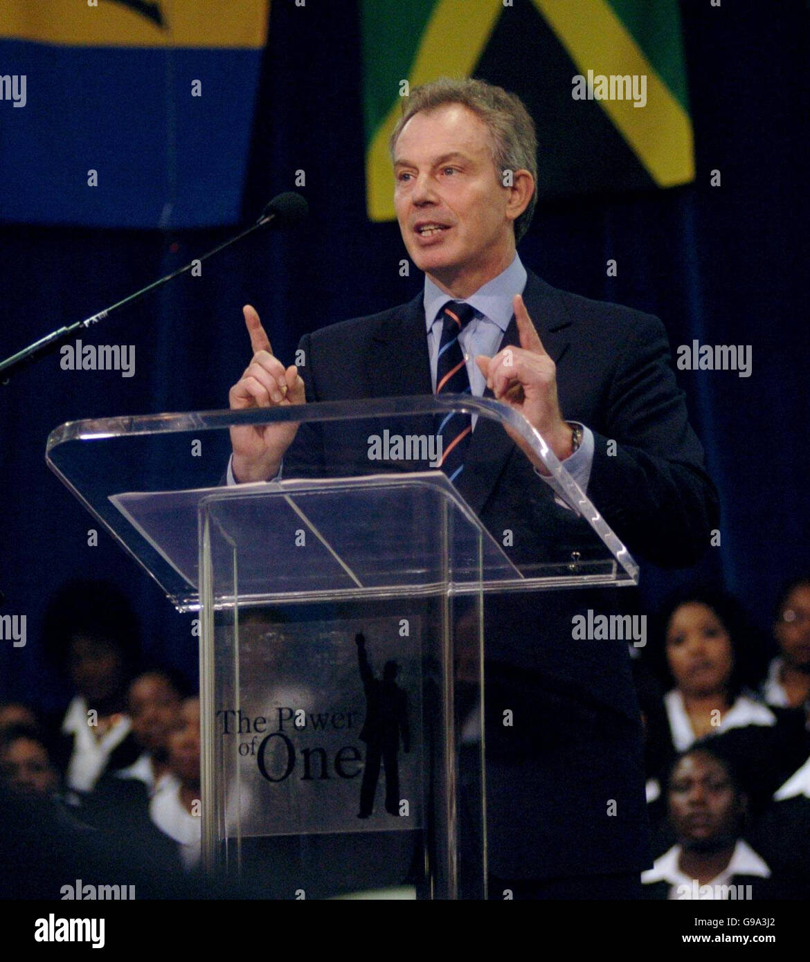 Der Premierminister Tony Blair spricht am Montag, den 3. April 2006, im Ruach Ministries Christian Centre in Brixton, Süd-London, vor einer Audienz schwarzer Christen. Blair sprach von der "entscheidenden" Rolle der schwarzen Kirchen bei der Bekämpfung der politischen Apathie unter ethnischen Minderheiten. Siehe PA Geschichte POLITIK Glauben. DRÜCKEN Sie VERBANDSFOTO. Bildnachweis sollte lauten: Johnny Green/WPA Rota/PA Stockfoto