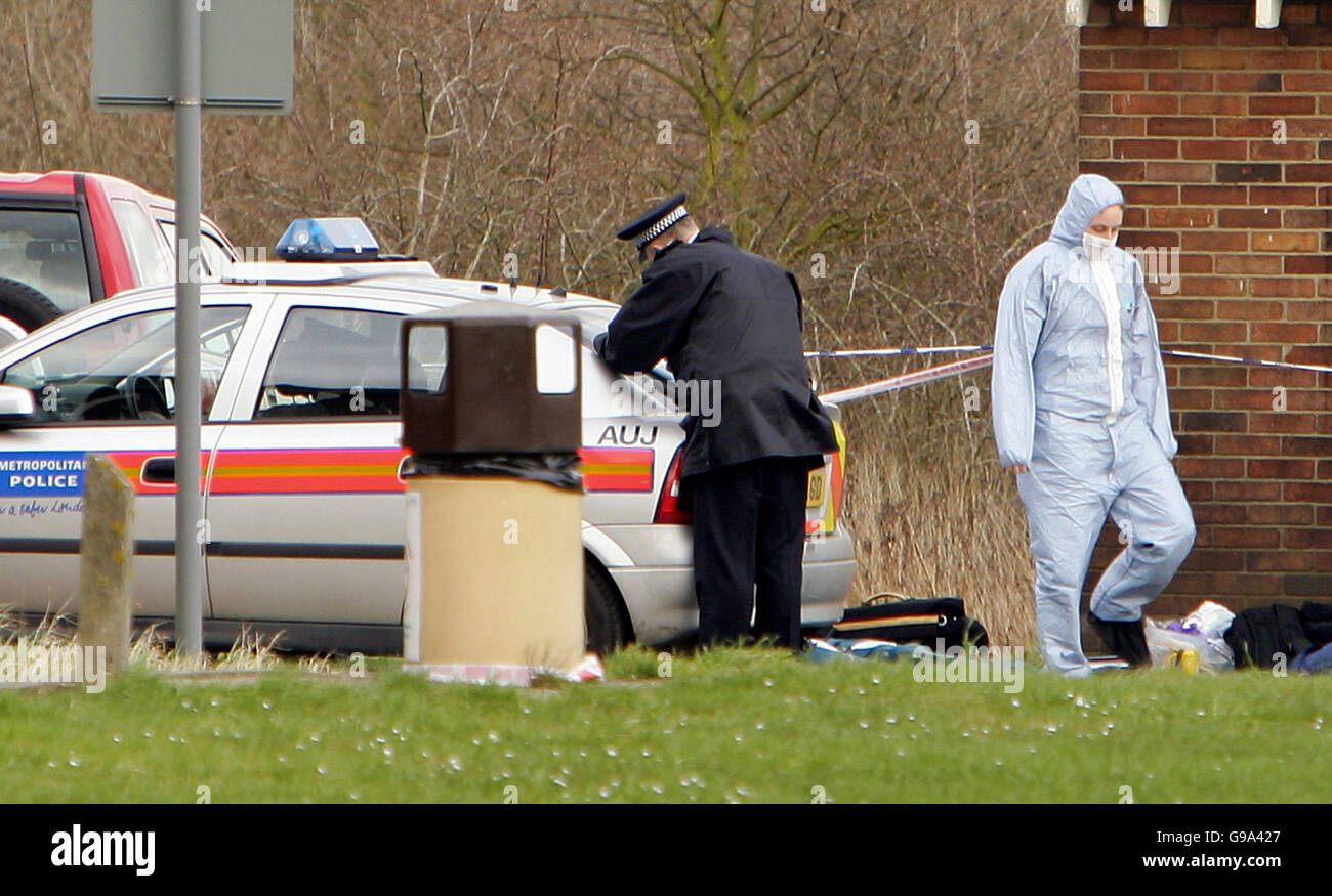 Polizeibeamte im St. Georges Hospital in Hornchurch, Essex, Donnerstag, 6. April 2006, wo eine Krankenschwester früher erstochen wurde. Detektive haben nach dem tödlichen Messer eine Morduntersuchung eingeleitet. Das Opfer, eine Frau in den Dreißigern, wurde auf dem Gelände des Krankenhauses in Suttons Lane, Hornchurch, Essex, erstochen. Heute nach 11 Uhr wurde sie von Kollegen in einem Garten-Bereich auf der Rückseite des Krankenhauses gefunden. Siehe PA Geschichte POLIZEI Krankenschwester. Stockfoto