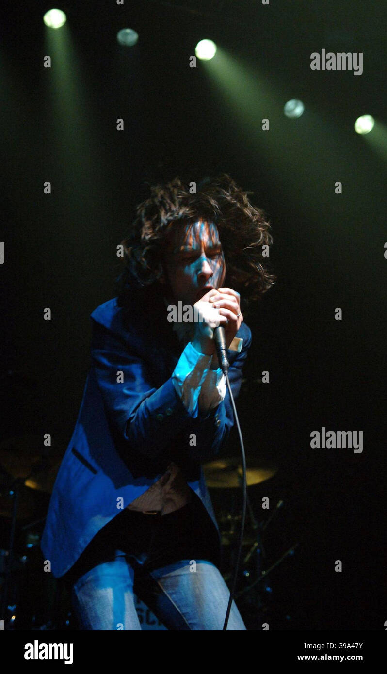 Primal Scream Auftritt auf der Bühne im Astoria im Zentrum von London, Donnerstag, 6. April 2006. Stockfoto