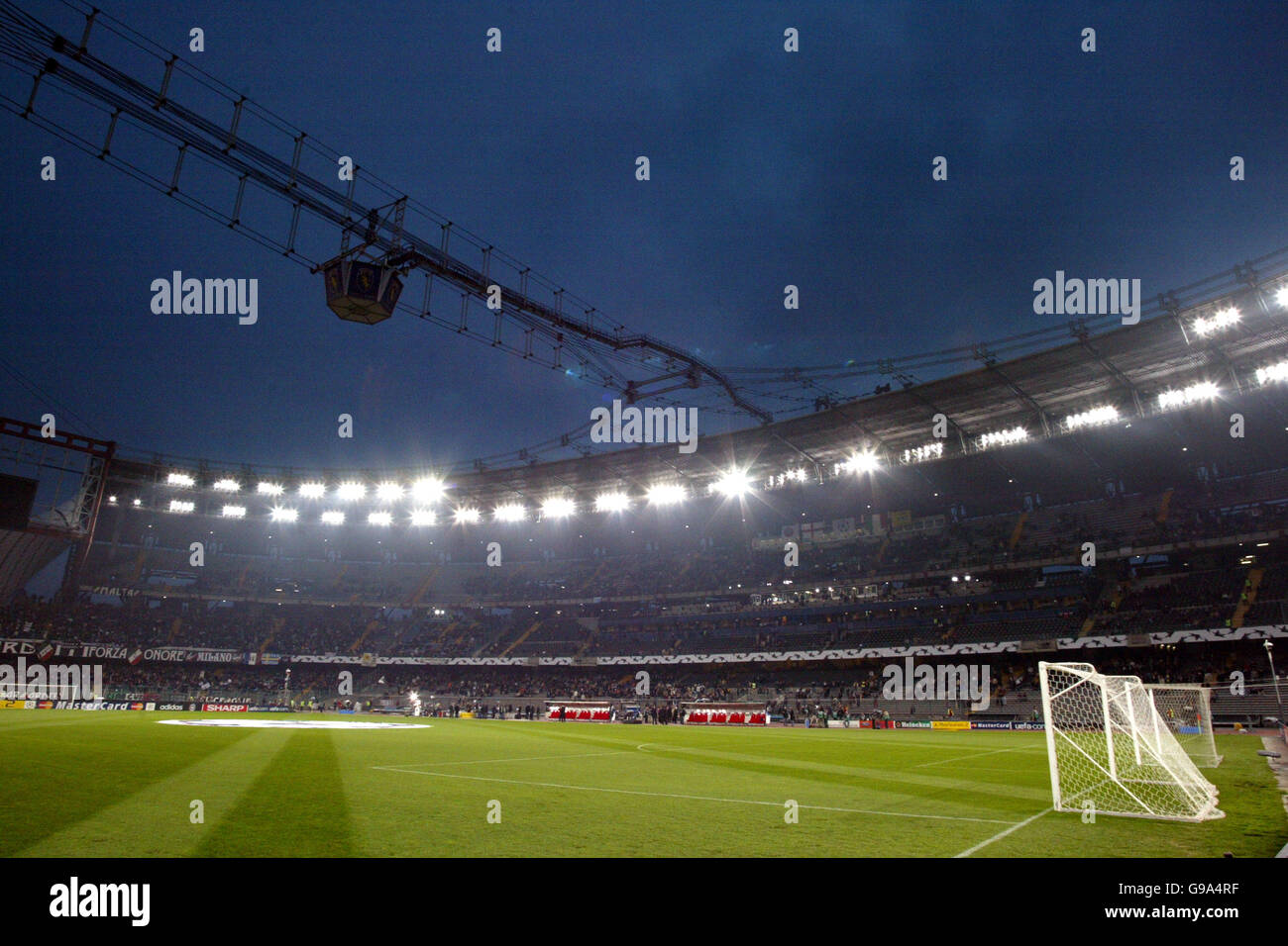 Fußball - UEFA Champions League - Viertelfinale - zweite Etappe - Juventus gegen Arsenal - Stadio Delle Alpi. Eine Gesamtansicht des Stadio Delle Alpi Stockfoto