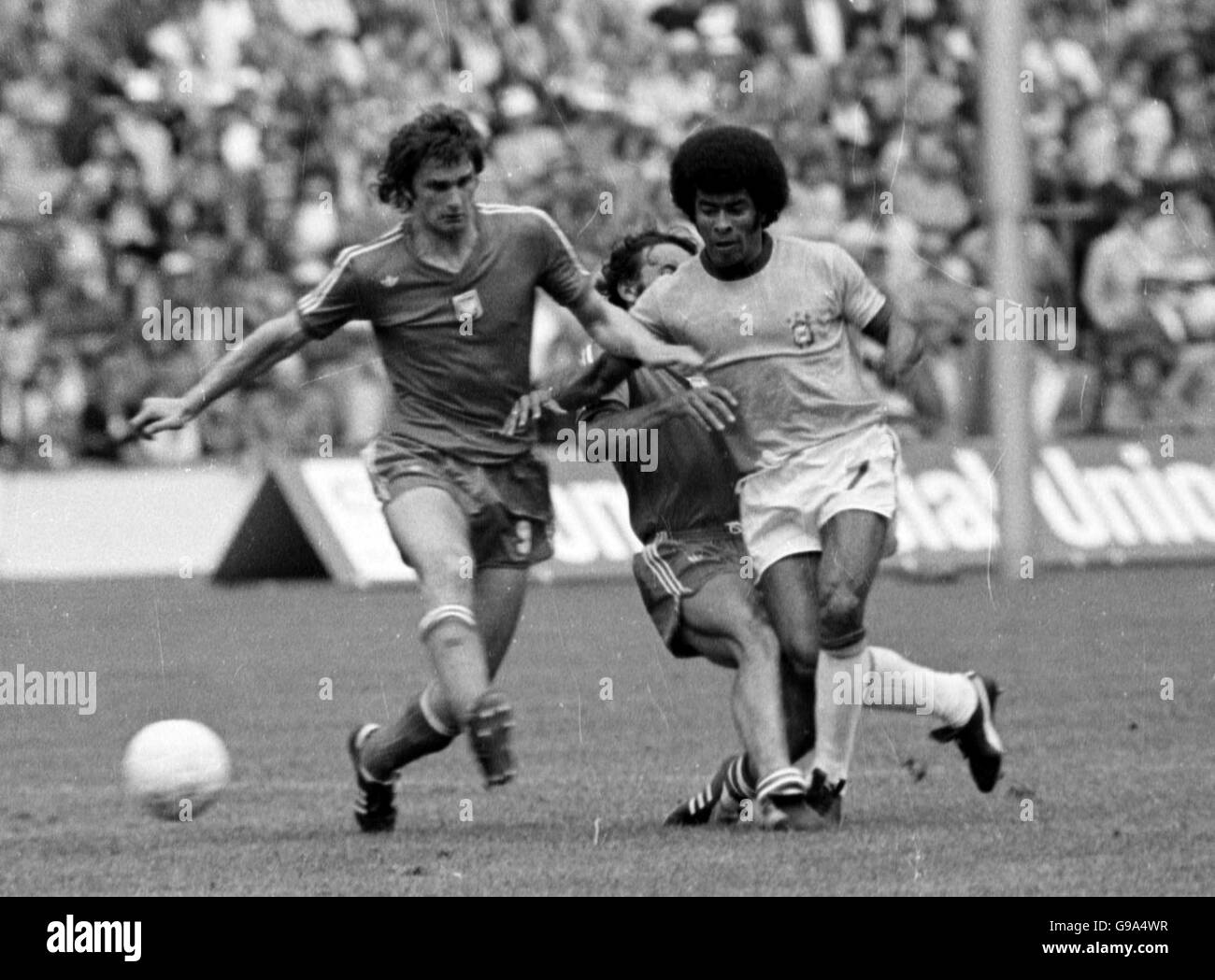 die polnischen Wladyslaw Zmuda und Adam Musial bekämpfen Brasilians Jairzinho Stockfoto