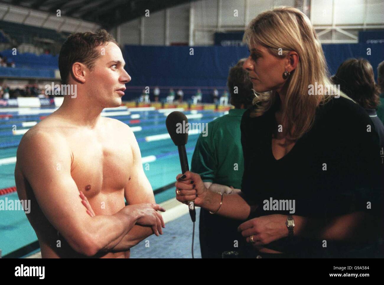 Schwimmen - Nationale Wintermeisterschaften - Ponds Forge - Sheffield. James Hickman wird für das Fernsehen von Sharron Davies interviewt Stockfoto