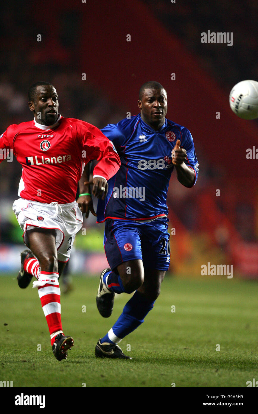 Charlton Athletic Defender Chris Powell (L) tusles für den Ball mit Middlesbrough Stürmer Ayegbeni Yakubu während des FA Cup sechsten Runde Spiel im Valley, London, Donnerstag, 23. März 2006. DRÜCKEN Sie VERBANDSFOTO. Bildnachweis sollte lauten: Nick Potts/PA. Stockfoto
