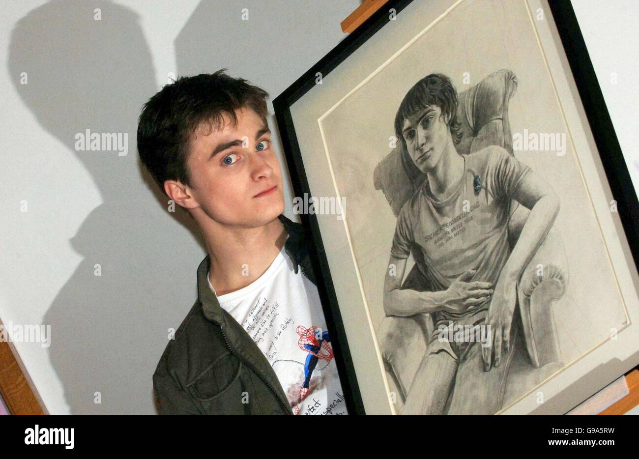 Harry Potter-Star Daniel Radcliffe steht neben seinem Porträt in der National Portrait Gallery im Zentrum Londons. Stockfoto