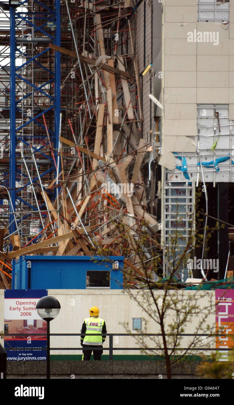 Die Szene im teilweise errichteten Jurys Inn Hotel in Witan Gate East, Milton Keynes, nachdem 15 Stockwerke mit Gerüsten einstürzten. DRÜCKEN Sie VERBANDSFOTO. Bilddatum: Dienstag, 11. April 2006. Mehrere Arbeiter wurden heute gefürchtet, nachdem 15 Stockwerke mit Gerüsten "wie ein Kartenpaket" auf einer Hotelbaustelle zusammengebrochen waren." Nach dem Vorfall gegen 12.30 Uhr stürmten die Rettungskräfte zum halb gebauten Jurys Inn Hotel in Milton Keynes. Ein Sprecher der Feuerwehr sagte, dass es eine Reihe von Verletzten gegeben habe, aber sie waren sich nicht sicher, wie viele. Es gab Berichten zufolge bis zu 200 Arbeiter bei Stockfoto