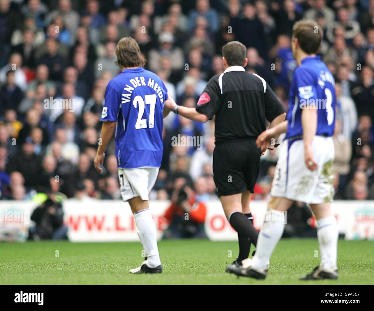 Fußball - FA Barclays Premiership - Liverpool / Everton - Anfield. Evertons Andy Van der Meyde verlässt das Feld, nachdem er die rote Karte von Schiedsrichter Phil Dowd gezeigt hat Stockfoto