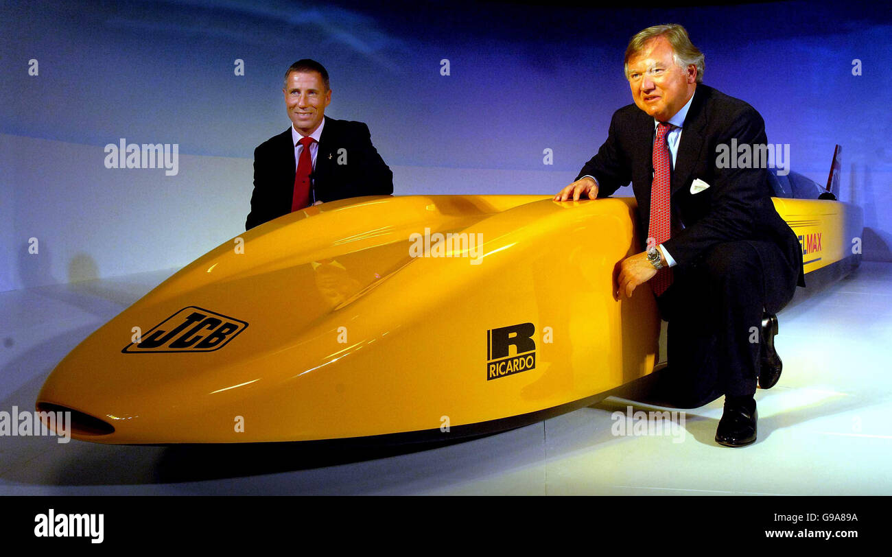 Fahrer Andy Green (links) und JCB-Chairman Sir Anthony Bamford mit dem JCB DIESELMAX-Fahrzeug am Hauptsitz des Baggergiganten in Rocester in Staffordshire. Das Fahrzeug wurde entwickelt, um den Geschwindigkeitsrekord für Diesel-Fahrzeuge zu brechen. Stockfoto