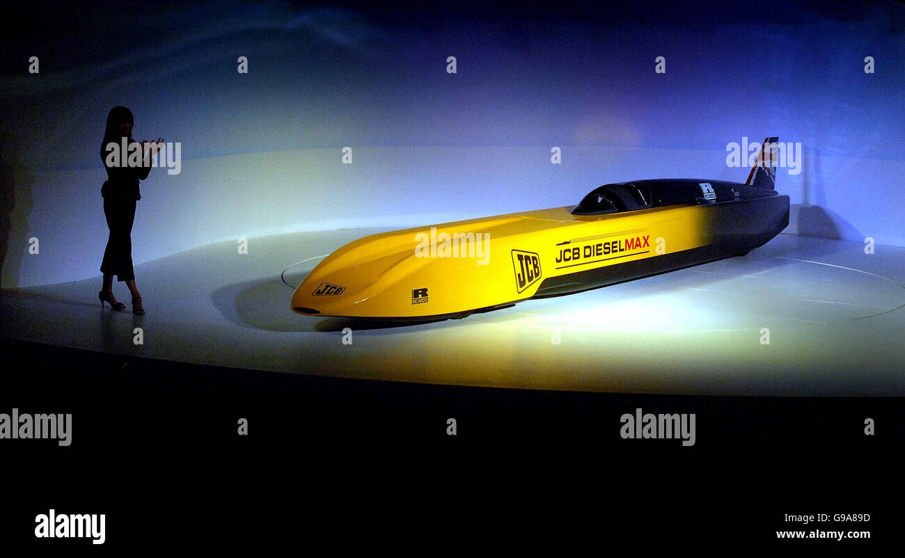 Die Vorstellung des JCB DIESELMAX-Autos am Hauptsitz des Baggergiganten in Rocester in Staffordshire. Das Fahrzeug wurde entwickelt, um den Geschwindigkeitsrekord für Diesel-Fahrzeuge zu brechen. Stockfoto