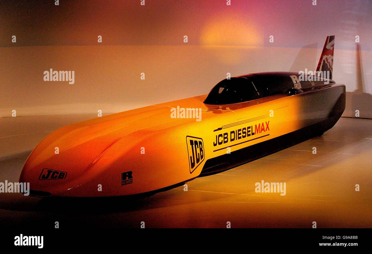 Fahrer Andy Green mit dem JCB DIESELMAX-Fahrzeug am Hauptsitz des Baggergiganten in Rocester in Staffordshire. Das Fahrzeug wurde entwickelt, um den Geschwindigkeitsrekord für Diesel-Fahrzeuge zu brechen. Stockfoto