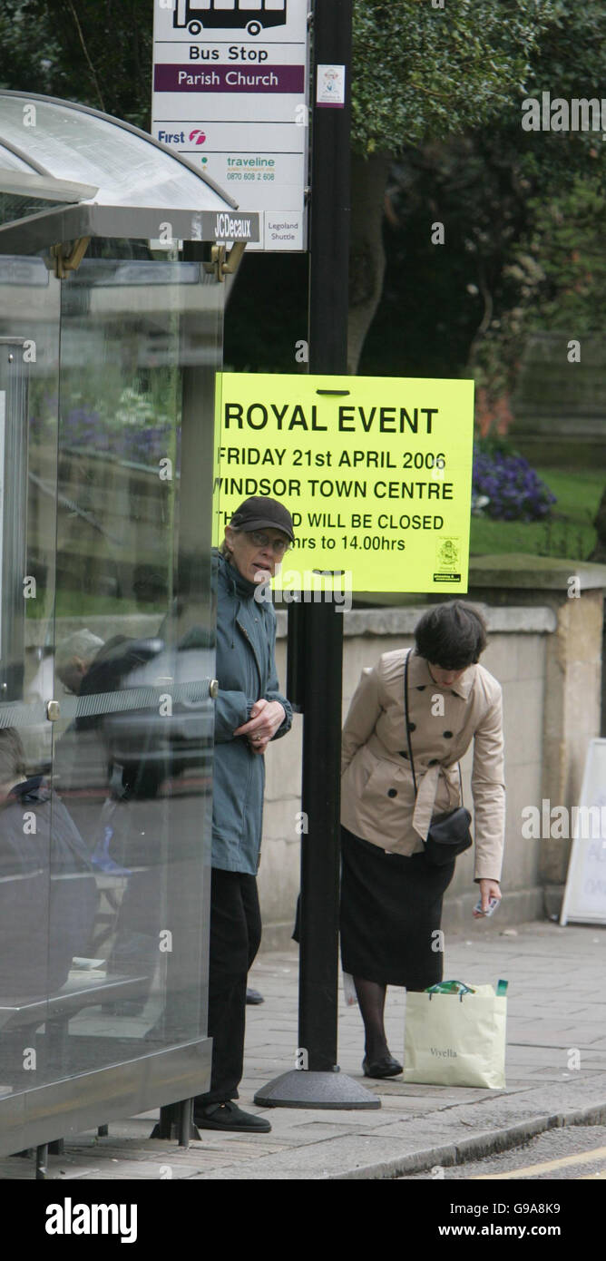 Zeichen in der Nähe von Windsor Castle, wo morgen die Öffentlichkeit, den ersten Blick der Königin an ihrem 80. Geburtstag erhalten, wenn der Irish Guards Regimental Band spielen eine Interpretation von Happy Birthday. Stockfoto