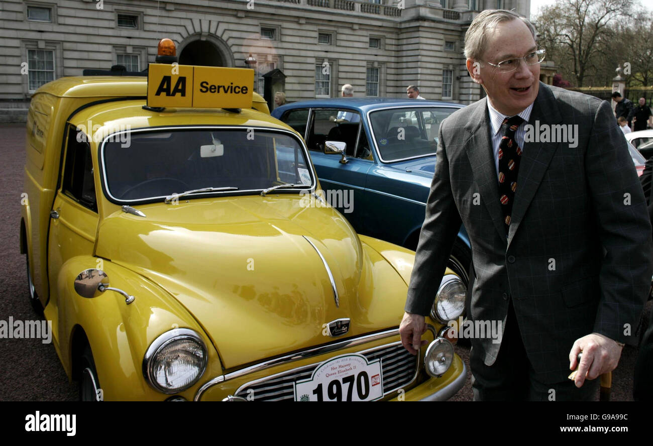 Der Herzog von Gloucester inspiziert einen 1970 AA Patrol Morris 1000 Van vor dem Buckingham Palace, einem von 80 historischen, in Großbritannien gebauten Kraftfahrzeugen. Stockfoto