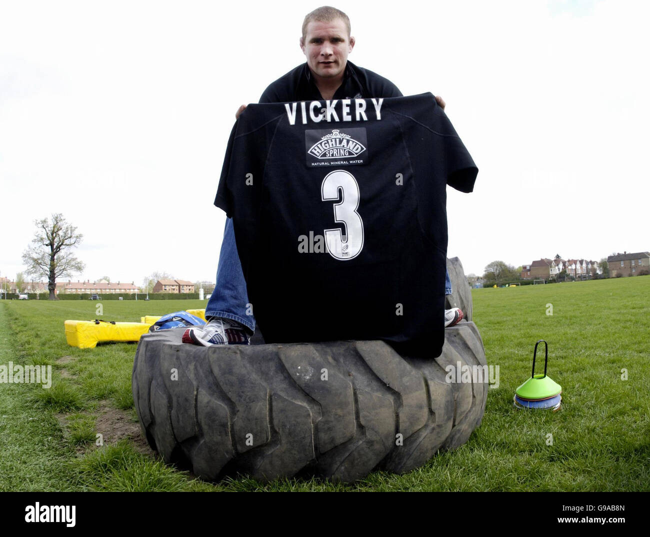 Phil Vickery posiert mit seiner Rückennummer 3 während des Telefonierens Foto auf die Wespen training Boden, Acton, London. Stockfoto