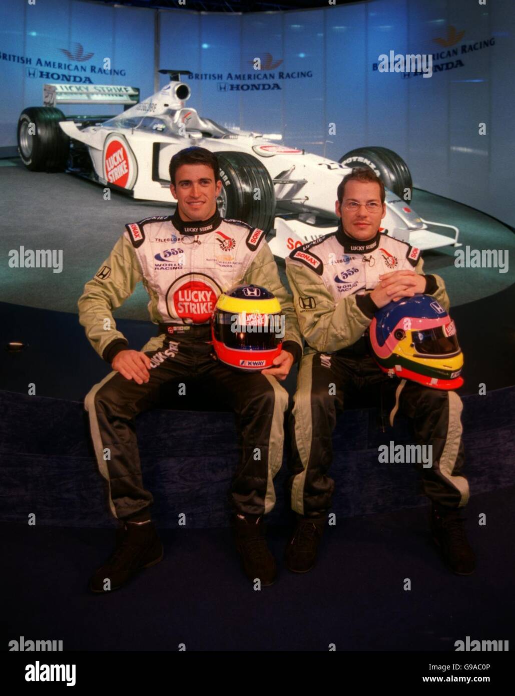 DIE Barfahrer Ricardo Zonta (l) und Jacques Villeneuve (r) posieren Für die Kameras beim Start der neuen Kamera ihres Teams Auto Stockfoto