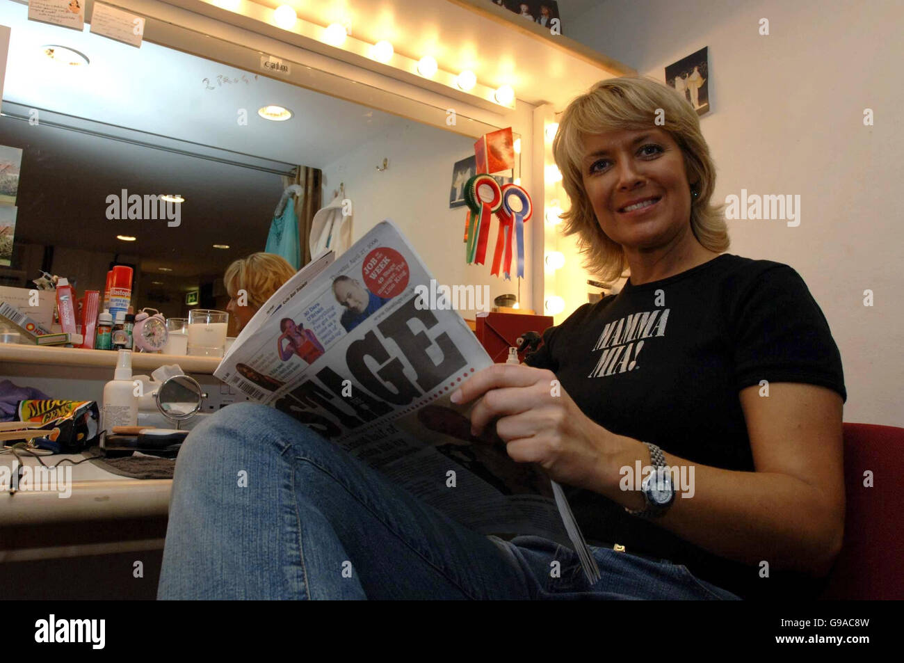 Helen Hobson, Hauptdarstellerin in 'Mamma Mia', feiert den Relaunch der ehrwürdigen Theaterzeitschrift 'The Stage' im Prince of Wales Theatre im Zentrum von London. "Die neue Bühne entspricht dem aktuellen Medientrend, um eine mehr Nest, voller Farbe, Handtasche Größe Zeitung zu haben. Es ist immer noch die beste Branchenzeitung.“ Stockfoto