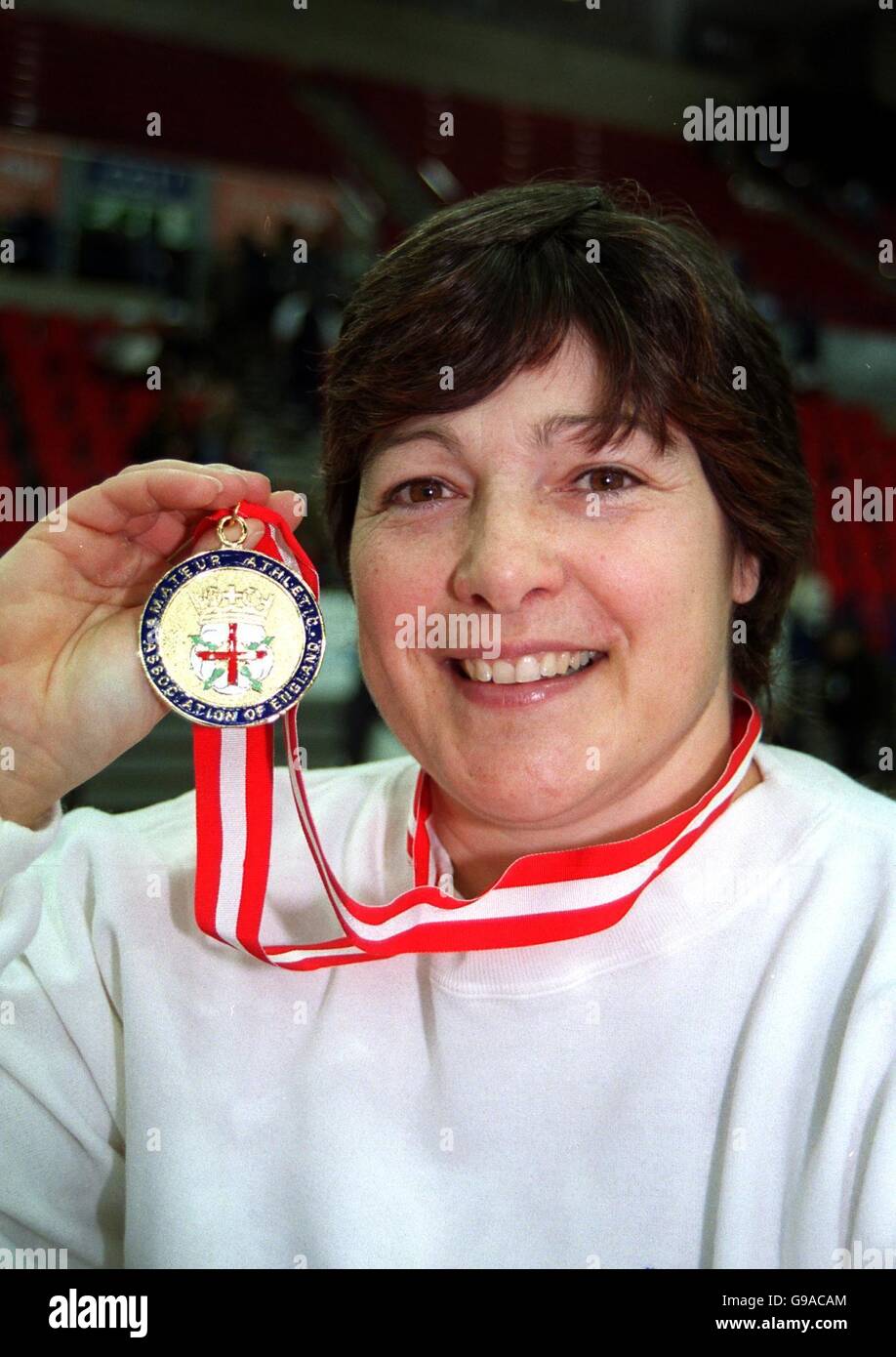 Leichtathletik - CGU Indoor Trials und AAA Championships - NIA, Birmingham. Judy Oakes zeigt ihre Medaille, nachdem sie zum achtzehnten Mal den nationalen Indoor-Shot-Put-Titel gewonnen hat Stockfoto