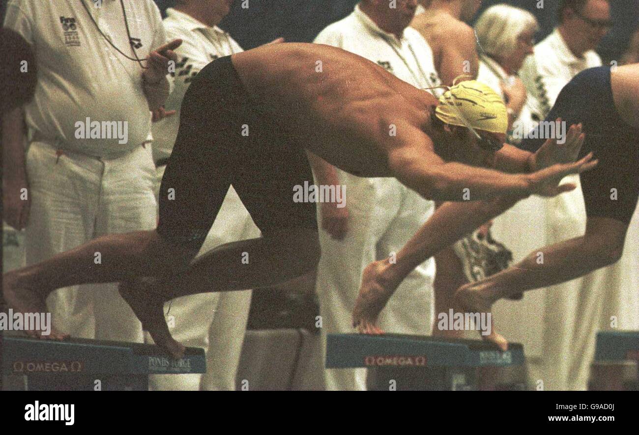 Der Australier Ian Thorpe nutzt seine Größe 17 Fuß zum Sprengen Ab in die 400-m-Freistil der Herren in Sheffield Stockfoto