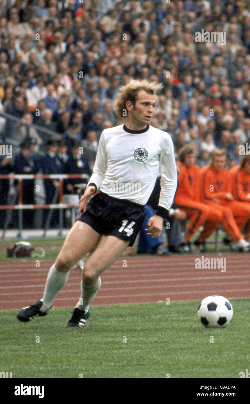 Fußball - Weltmeisterschaft 1974 Deutschland - Finale - Westdeutschland gegen Holland. Uli Hoeness aus der Bundesrepublik bewegt sich den Flügel nach unten, während die niederländische Bank aufschaut Stockfoto