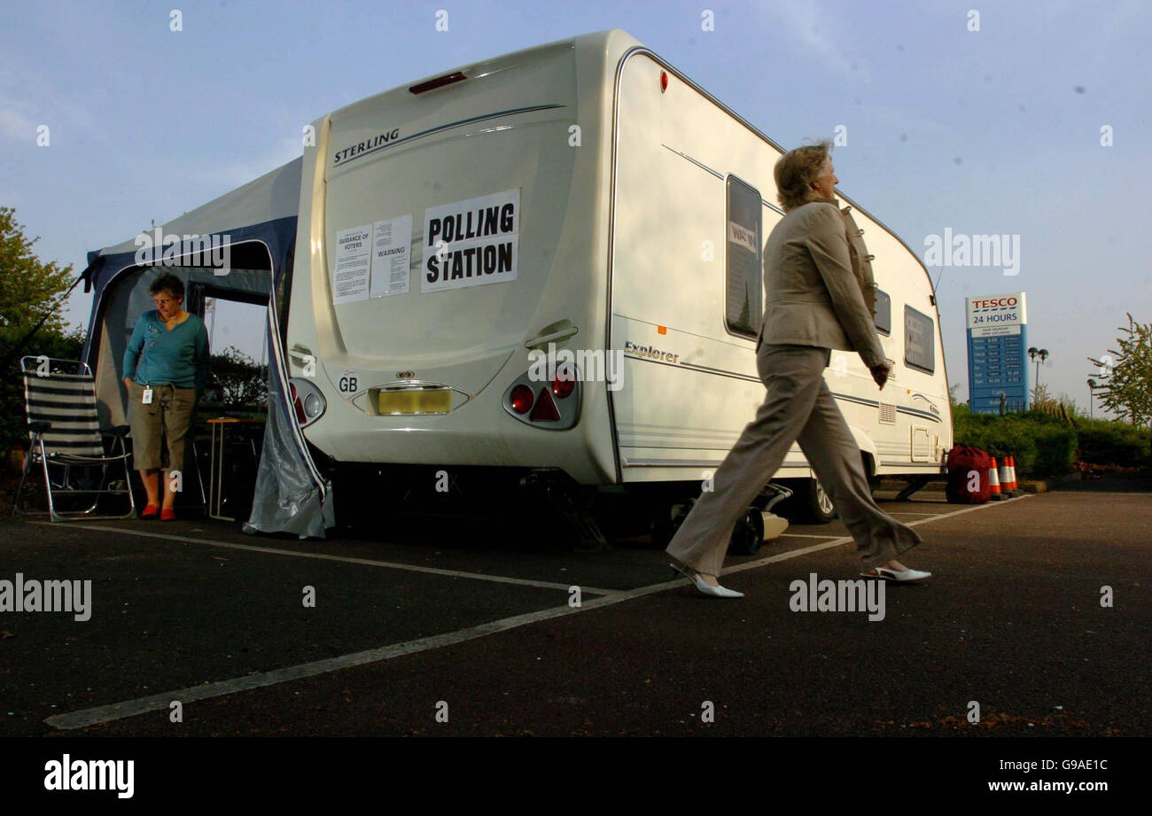 Ein Wähler verlässt die Karawane, die als Wahlstation in Fulbourn in Cambridgeshire genutzt wird. Stockfoto